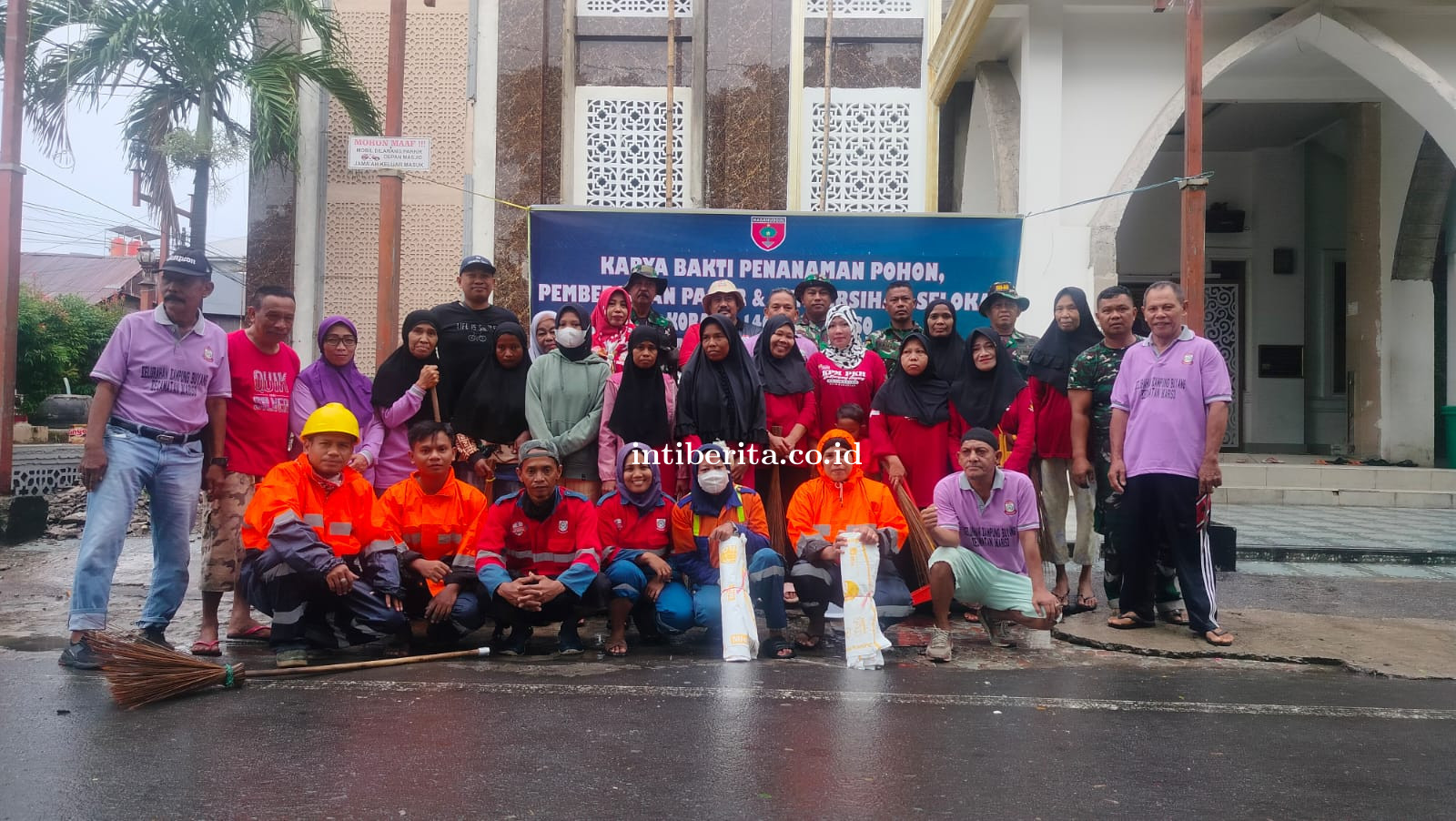 Wujudkan Lingkungan Bersih, Koramil Mariso Kerja Bakti Bersama Warga Kelurahan KP. Buyang