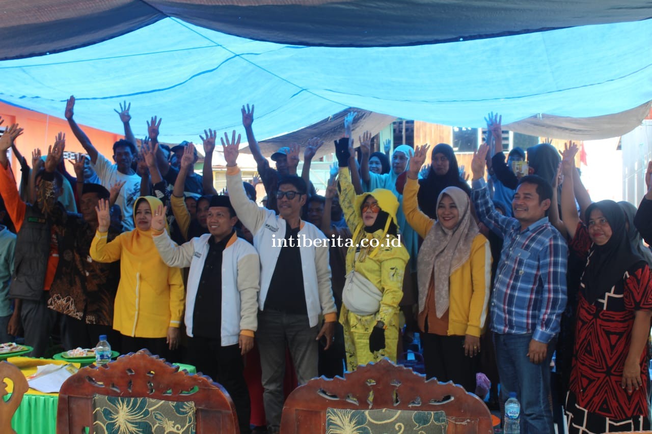 Ratusan warga Kecamatan Pulau Sembilan, Kabupaten Sinjai memadati dermaga.