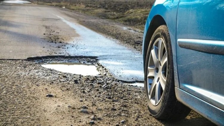 Jalan Poros Provinsi Tanabatue Palattae Rusak Parah. Gubernur Diminta Copot Kadis PU Sulsel