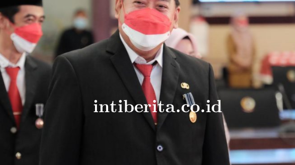 Abdul Hayat Terima Penghargaan Satya Lancana 30 Tahun