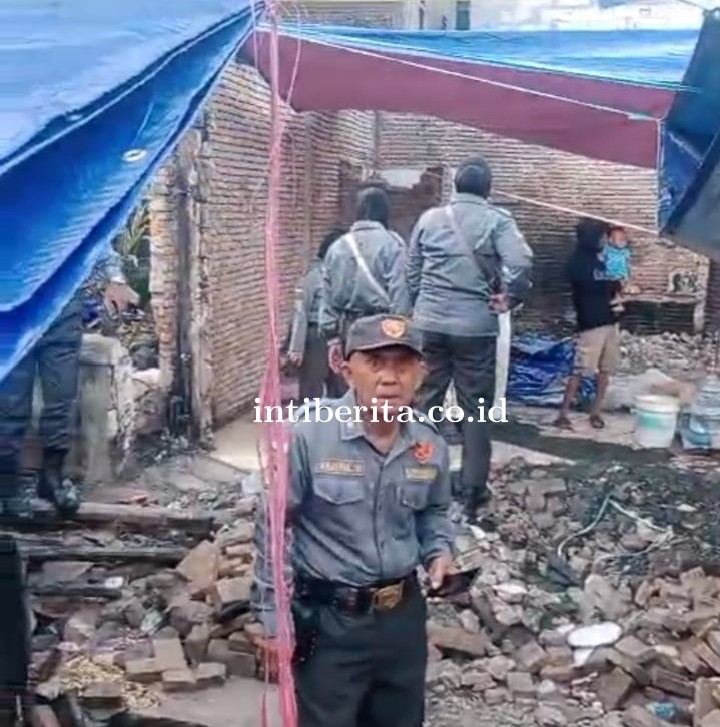 Sat. Linmas Kota Makassar Turun Membantu Korban Kebakaran di Kecamatan Tamalate